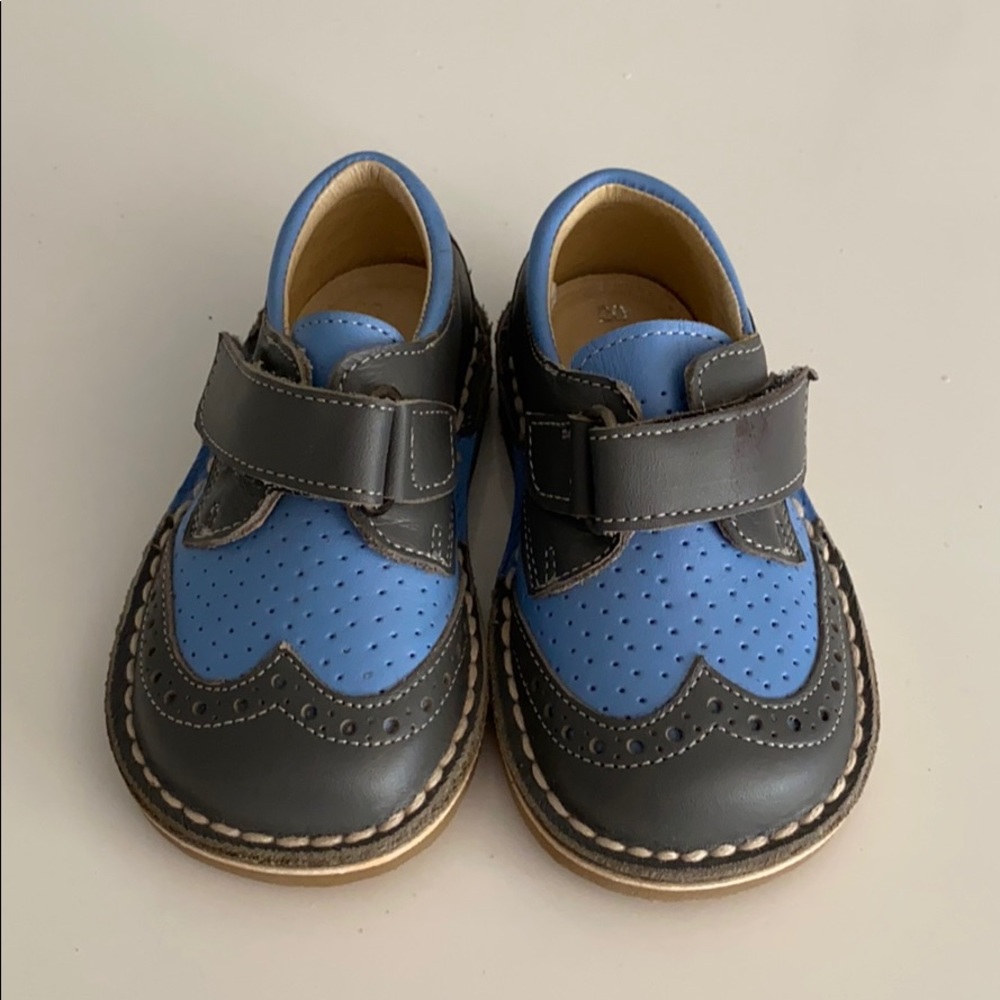 ANDAGO shoes.